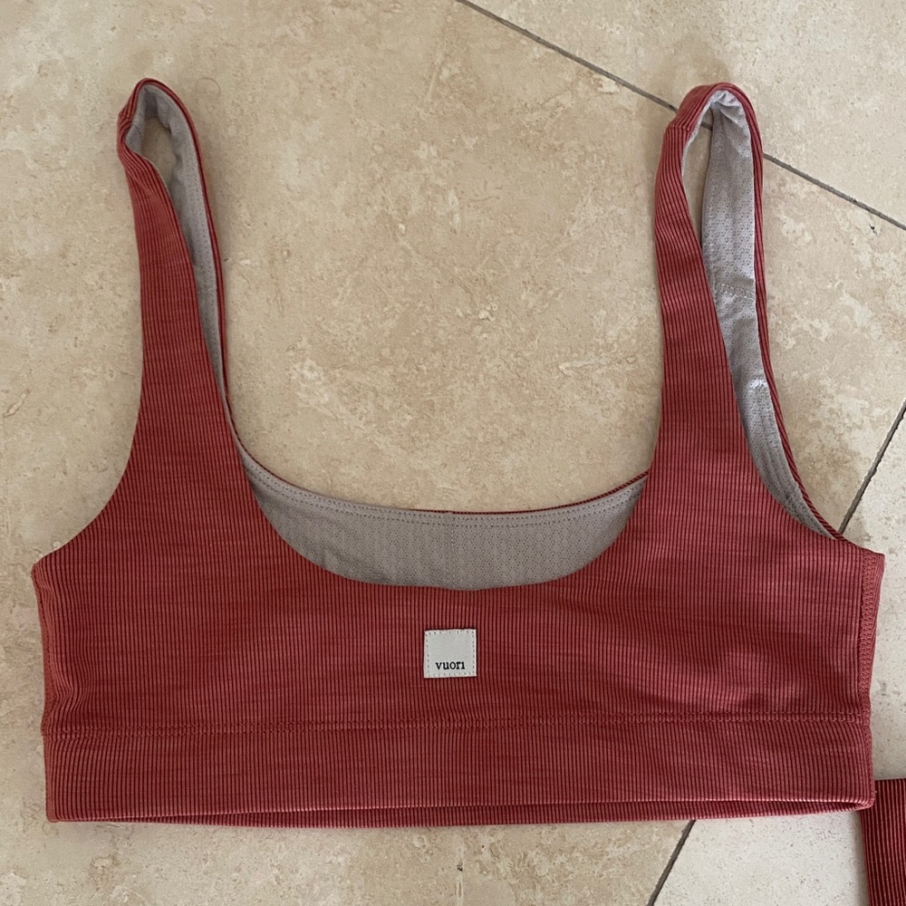 Vuori Ribbed Sports Bra and Leggings Set - Picture 4 of 7